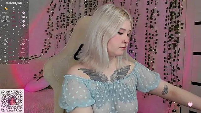 Snapshot of chillycharm chatting on 01.14.25 chillycharm online show from 01.14.25