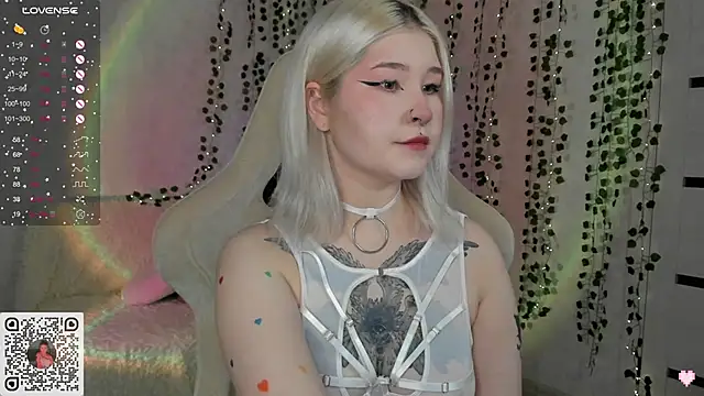 Snapshot of chillycharm chatting on 01.23.25 chillycharm online show from 01.23.25