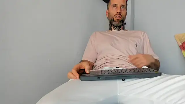 Snapshot of Antoniohot2024 chatting on 02.21.25 Antoniohot2024 online show from 02.21.25