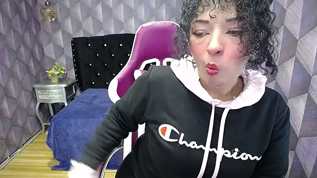 Snapshot of Sofiacowperx chatting on 02.04.25 Sofiacowperx online show from 02.04.25