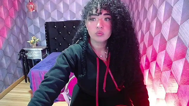 Snapshot of Sofiacowperx chatting on 02.12.25 Sofiacowperx online show from 02.12.25