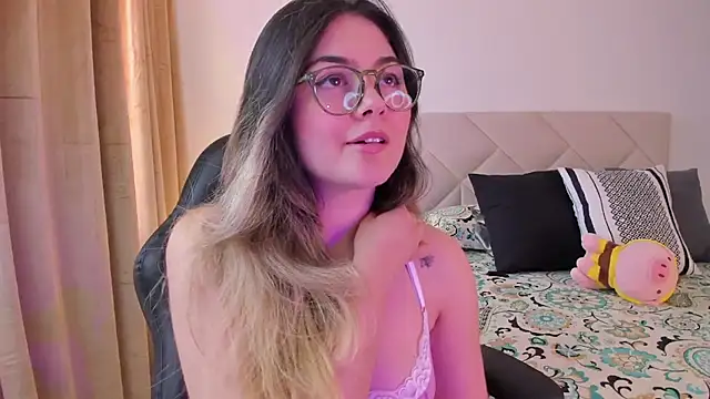 Snapshot of Lau_Bee chatting on 01.11.25 Lau Bee online show from 01.11.25