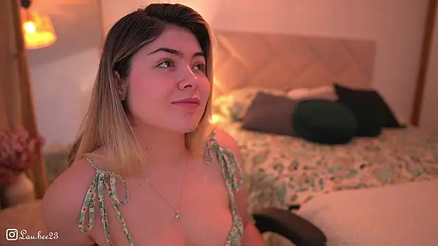 Snapshot of Lau_Bee chatting on 11.02.25 Lau Bee online show from 11.02.25