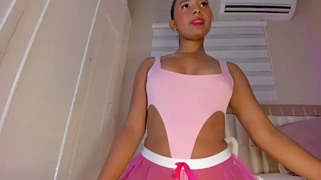 Snapshot of zoe_sky_ chatting on 03.22.25 zoe sky online show from 03.22.25