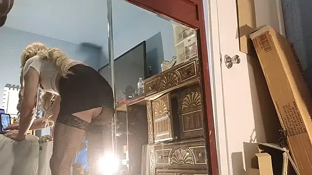 Snapshot of Sandrasaa chatting on 10.31.25 Sandrasaa online show from 10.31.25