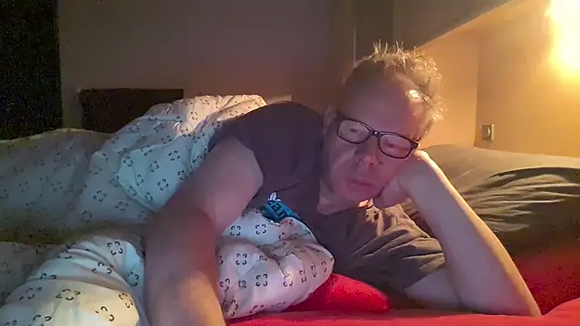 Snapshot of kinkyslet8 chatting on 10.31.25 kinkyslet8 online show from 10.31.25