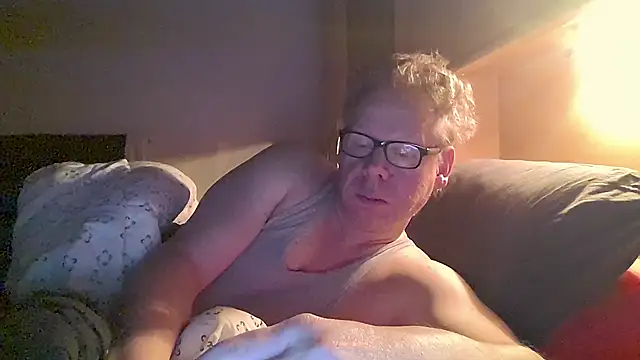 Snapshot of kinkyslet8 chatting on 12.20.25 kinkyslet8 online show from 12.20.25