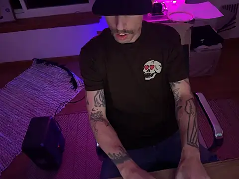 Snapshot of RuffClvb chatting on 11.20.25 RuffClvb online show from 11.20.25