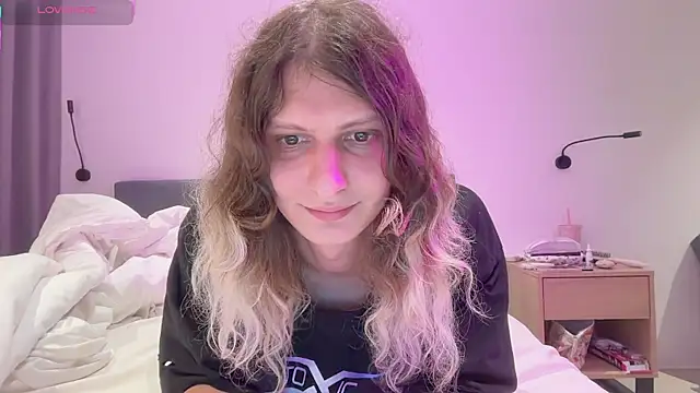 Snapshot of Alice_Pinkhead chatting on 11.24.25 Alice Pinkhead online show from 11.24.25