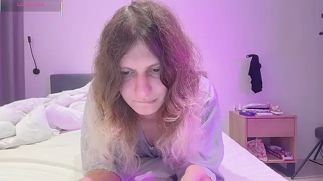 Snapshot of Alice_Pinkhead chatting on 12.01.25 Alice Pinkhead online show from 12.01.25