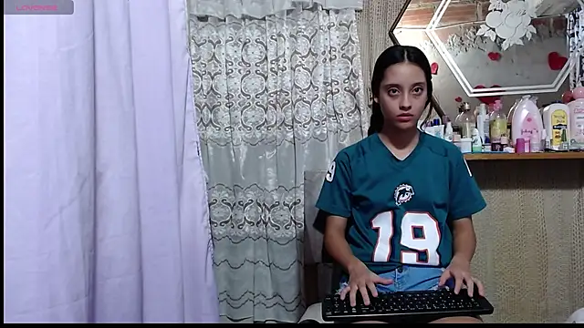 Snapshot of Lunawillis chatting on 09.15.25 Lunawillis online show from 09.15.25