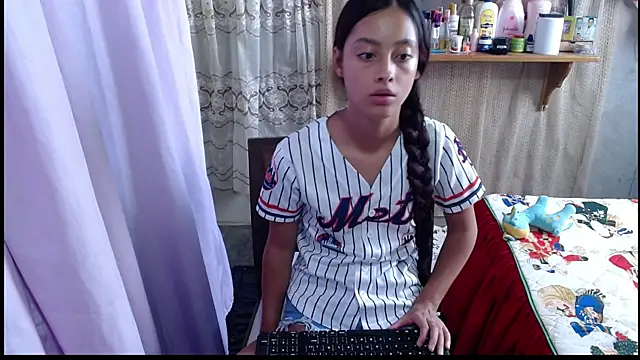 Snapshot of Lunawillis chatting on 11.25.25 Lunawillis online show from 11.25.25