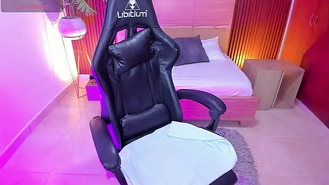 Snapshot of irantzu_hank chatting on 02.10.25 irantzu hank online show from 02.10.25