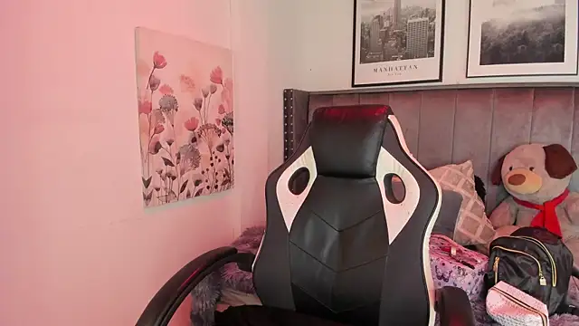 Snapshot of Alaia_Cute chatting on 12.16.25 Alaia Cute online show from 12.16.25