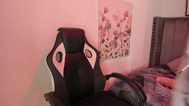 Snapshot of Alaia_Cute chatting on 12.19.25 Alaia Cute online show from 12.19.25