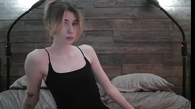 ErikaShyy online show from 02.19.25