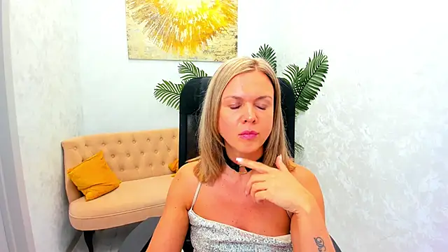 Snapshot of AgathaKlouin chatting on 03.20.25 AgathaKlouin online show from 03.20.25