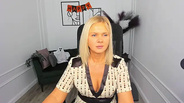 Snapshot of AgathaKlouin chatting on 10.23.25 AgathaKlouin online show from 10.23.25