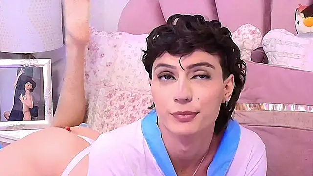 Snapshot of KylieMonnett chatting on 10.27.25 KylieMonnett online show from 10.27.25