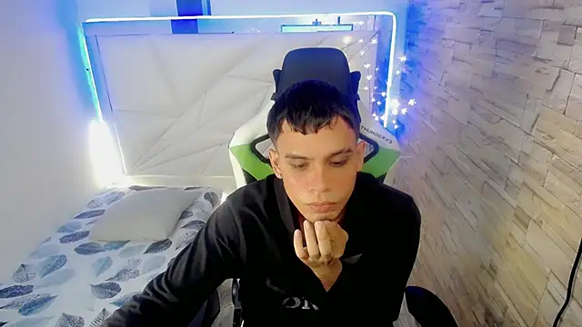 Snapshot of zacariasss_ chatting on 12.10.24 zacariasss online show from 12.10.24