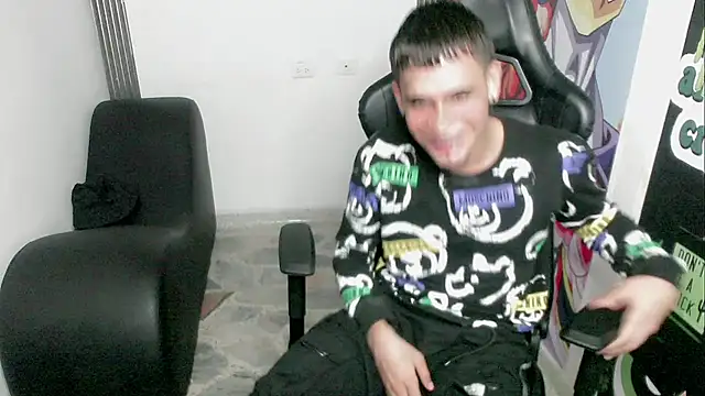 Snapshot of zacariasss_ chatting on 12.30.24 zacariasss online show from 12.30.24