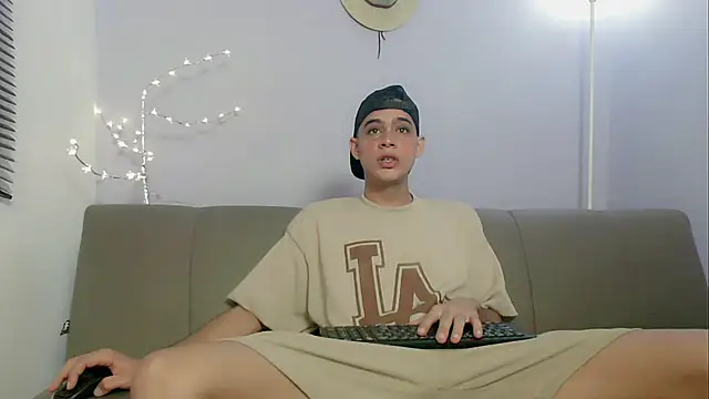 Snapshot of zacariasss_ chatting on 10.22.25 zacariasss online show from 10.22.25