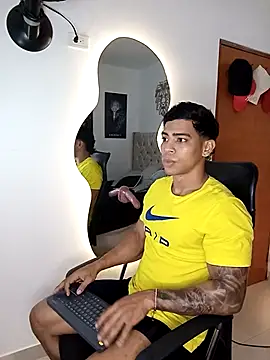 Snapshot of Andrew_wolf7 chatting on 10.05.25 Andrew wolf7 online show from 10.05.25