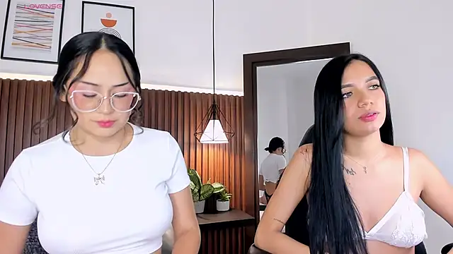 Snapshot of emma_white_01 chatting on 02.28.25 emma white 01 online show from 02.28.25