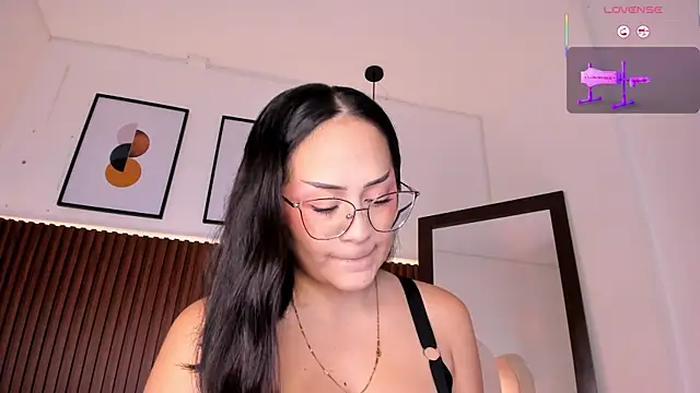 Snapshot of emma_white_01 chatting on 12.05.25 emma white 01 online show from 12.05.25