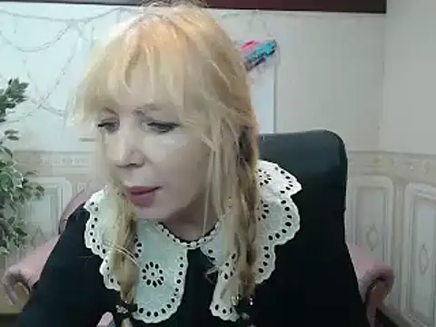 Snapshot of Anna_Diax chatting on 12.18.24 Anna Diax online show from 12.18.24