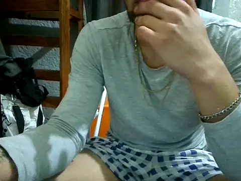 Snapshot of montevideoo chatting on 12.17.25 montevideoo online show from 12.17.25