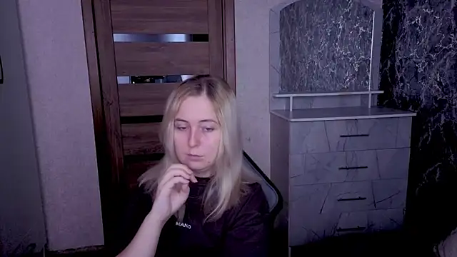 Snapshot of Kristy-Max chatting on 05.25.26 Kristy-Max online show from 05.25.26