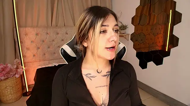 Snapshot of ashleyvalirya chatting on 03.21.25 ashleyvalirya online show from 03.21.25