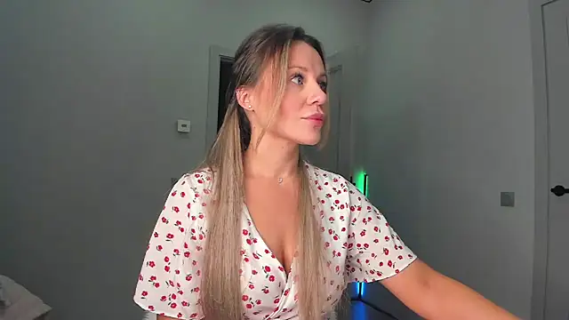 Snapshot of _cometoseeme_ chatting on 11.14.25 cometoseeme online show from 11.14.25