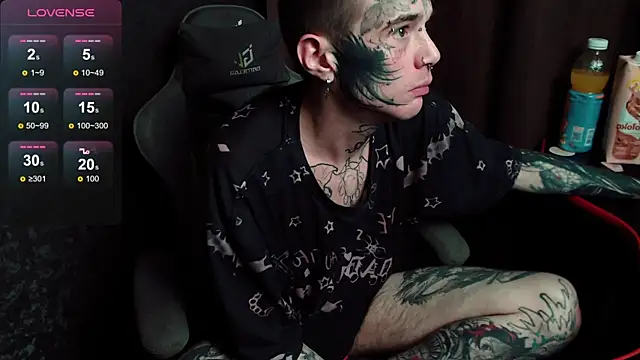 Snapshot of lonelycrystal chatting on 10.30.25 lonelycrystal online show from 10.30.25