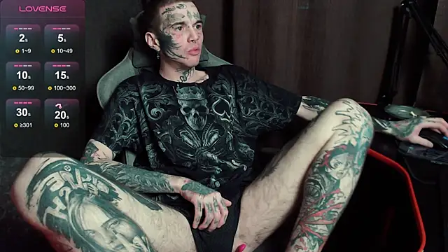 Snapshot of lonelycrystal chatting on 11.06.25 lonelycrystal online show from 11.06.25