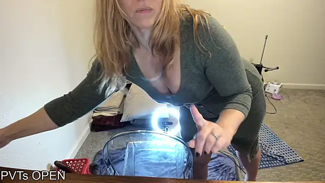 Peaches N Kreme online show from 10.28.25