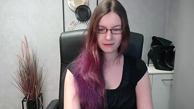 emmaxDelight online show from 02.18.25