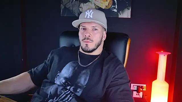 Snapshot of AngeloEric chatting on 12.07.24 AngeloEric online show from 12.07.24