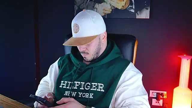 Snapshot of AngeloEric chatting on 01.04.25 AngeloEric online show from 01.04.25