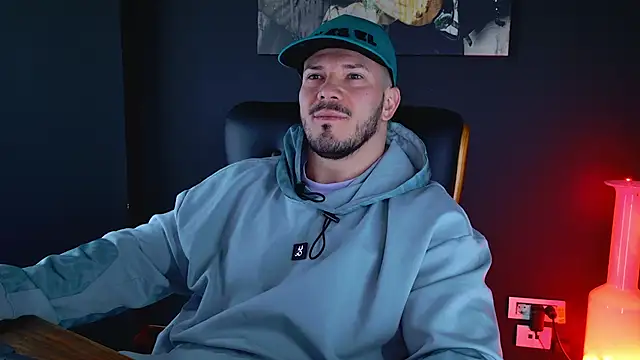 Snapshot of AngeloEric chatting on 01.06.25 AngeloEric online show from 01.06.25