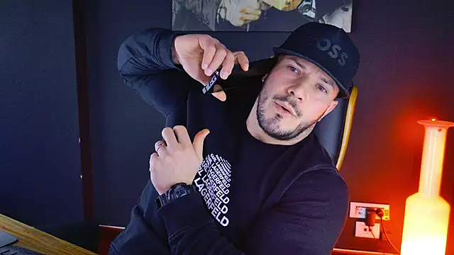 Snapshot of AngeloEric chatting on 01.08.25 AngeloEric online show from 01.08.25