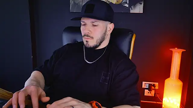 Snapshot of AngeloEric chatting on 02.04.25 AngeloEric online show from 02.04.25