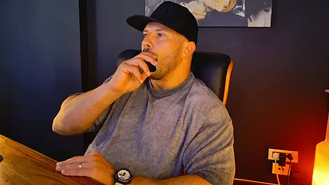 Snapshot of AngeloEric chatting on 09.16.25 AngeloEric online show from 09.16.25