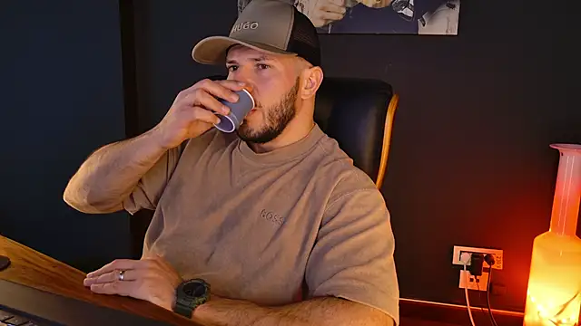 Snapshot of AngeloEric chatting on 12.04.25 AngeloEric online show from 12.04.25