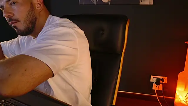 Snapshot of AngeloEric chatting on 07.23.26 AngeloEric online show from 07.23.26