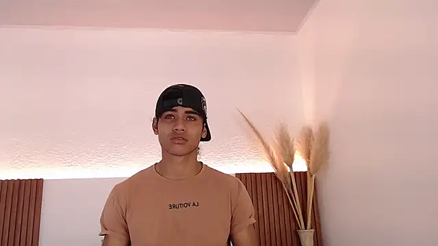 Snapshot of zander_2120 chatting on 12.06.24 zander 2120 online show from 12.06.24