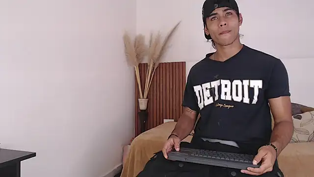 Snapshot of zander_2120 chatting on 12.13.24 zander 2120 online show from 12.13.24