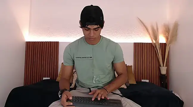 Snapshot of zander_2120 chatting on 12.21.24 zander 2120 online show from 12.21.24