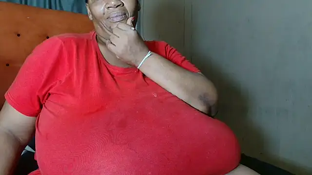 Snapshot of tinagiant chatting on 02.26.26 tinagiant online show from 02.26.26